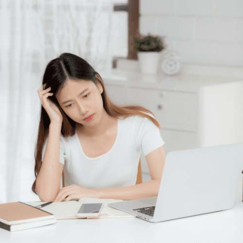 PCの前で悩む女性のイラスト