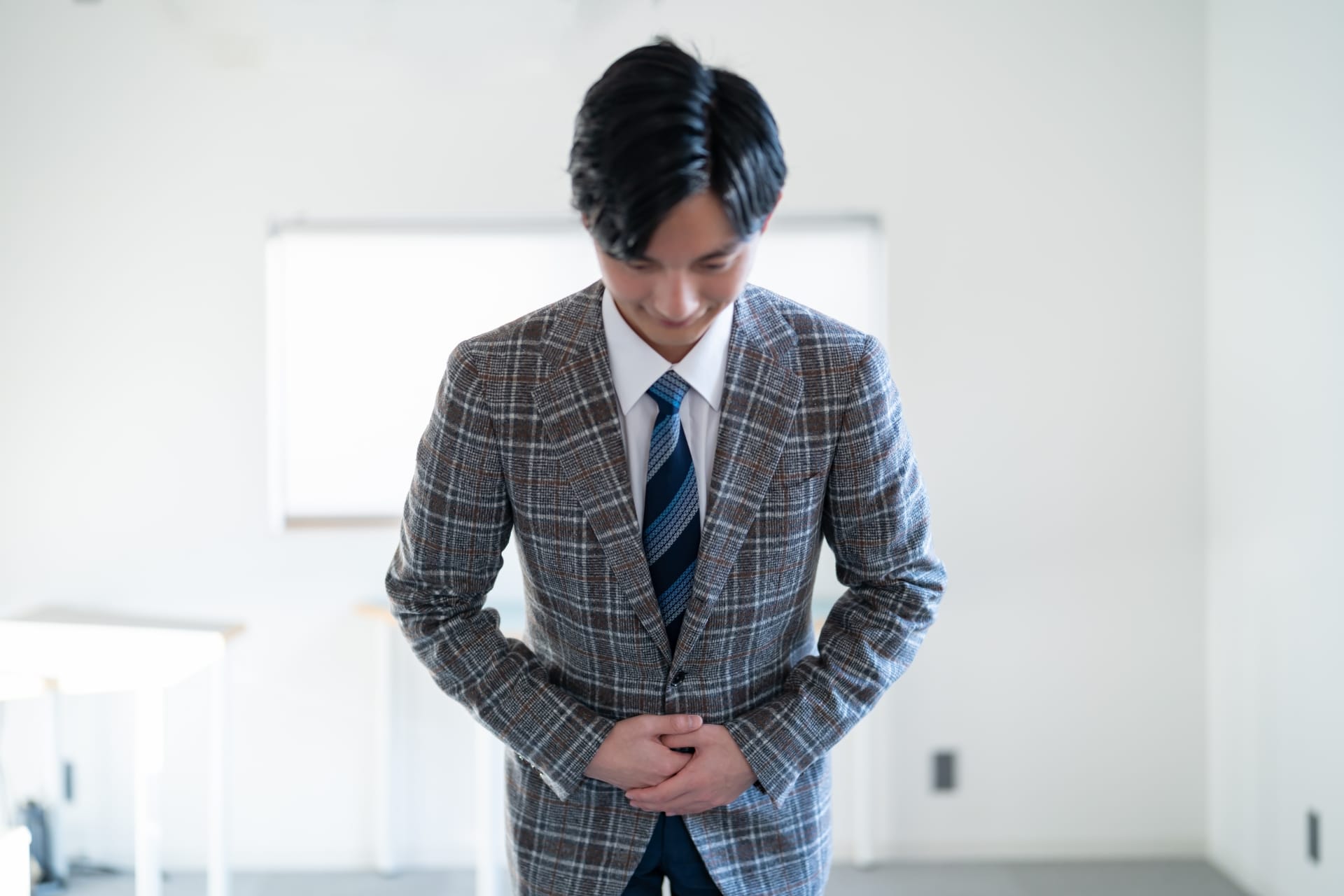 スーツを着て頼みごとをする男性